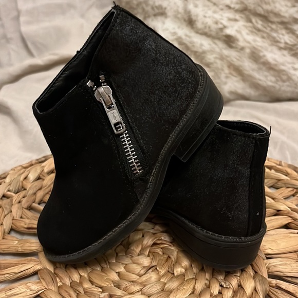 Cat & Jack black suede boot. Little girls sz 8 - Picture 3 of 5